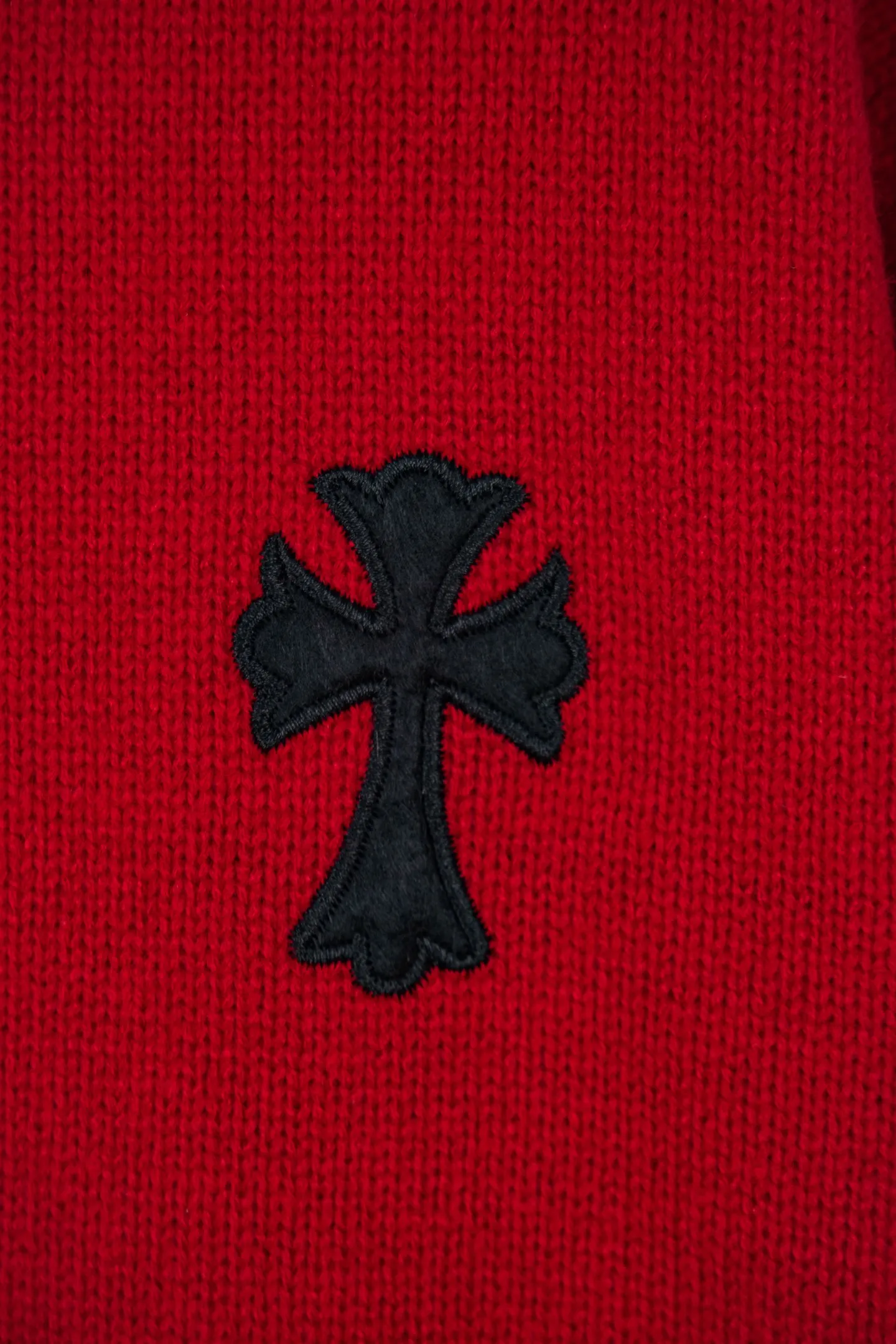 P250 Chrome Hearts CH Chrome Hearts Patch Cross Hole Knitted Sweater Pullover. The popular style is the same for men and women. It is matched with black and white. It looks good in real life. It looks good on the upper body. It looks good in daily wear. It is even more photogenic. It’s hard not to buy it. Buy it for me!!! Believe me, no one can refuse such a machine-length Chrome Hearts jacket. It has expanded the version based on the old version. The upper body is loose and stylish. The casual design of the hem is expanded to make fat people slim down to the extreme. Slim people are limited to high-end and high-end. 10,000 yuan ZP printing. 1:1 perfect restoration. Looks good when worn alone. Both men and women can control it easily. If you care more about quality, you must also respect the price. It is completely different from the thin see-through bottoms that pill when worn. If the style makes you shine at a glance, then quality is what you should pay more attention to. Compared with price, what we focus on is quality. Customers who have received my products know all about it. ️️️ Sweaters on the market are generally made of bract yarn. We use modal. Compared with core-spun yarn, the advantages are very intuitive: high cost, high price, high density, relatively expensive for developers, allowing us to make a lot less money. In addition, the upper body is delicate, anti-pilling, and high-end. We are conscientious sellers. Quality determines the upper body effect. No matter how bad the quality, the best style is still the temperament of the urban-rural fringe. We only do long-term business. Quality determines character. Take it back and wear it with confidence and wash it. The quality of the pattern will definitely make your eyes shine. We only make the right version of high quality. We make high-end hard goods. Reject junk goods and reject fast food. Conscientious quality and conscientious price. You deserve it!  Color: Black White Gray Red Size: S M L